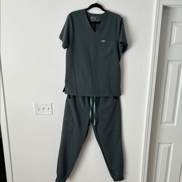 Figs Medium Catarina Top & Medium HW Zamora Joggers in Bonsai - Picture 1 of 9